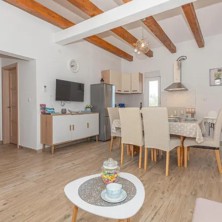 3 Bedroom Gorgeous In Bristani Donji Holiday home *