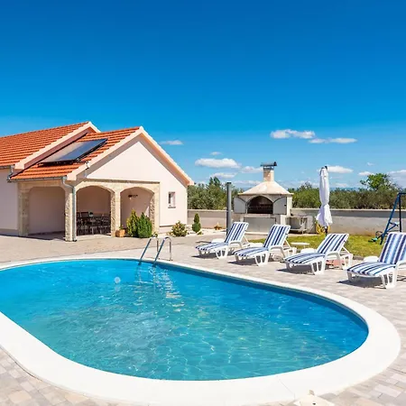 3 Bedroom Gorgeous In Bristani Donji Holiday home
