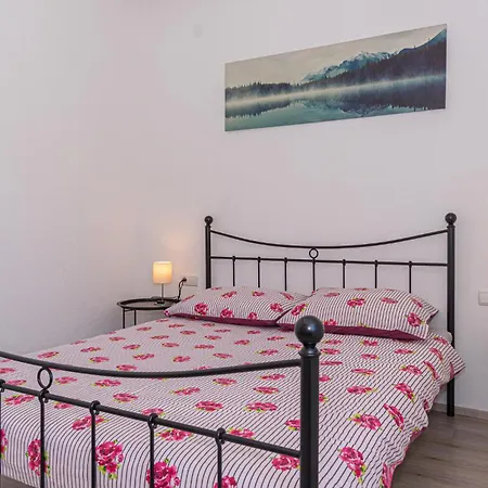 Holiday home 3 Bedroom Gorgeous In Bristani Donji