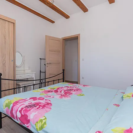 Holiday home 3 Bedroom Gorgeous In Bristani Donji Bristane